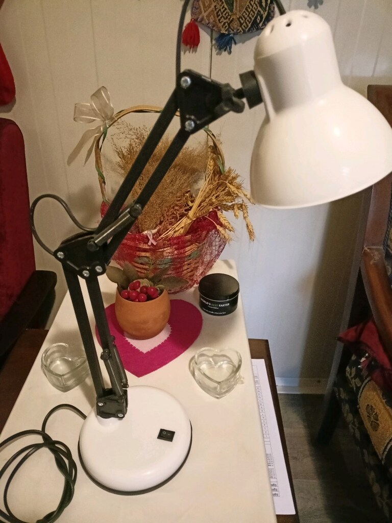 Akrobat 360 derece beyaz masa lambası. - 8