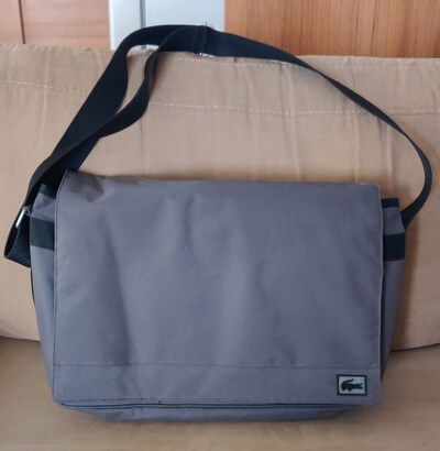 LACOSTE POSTACI ÇANTASI Orta Boy Vintage. İngiltere'den alındı.