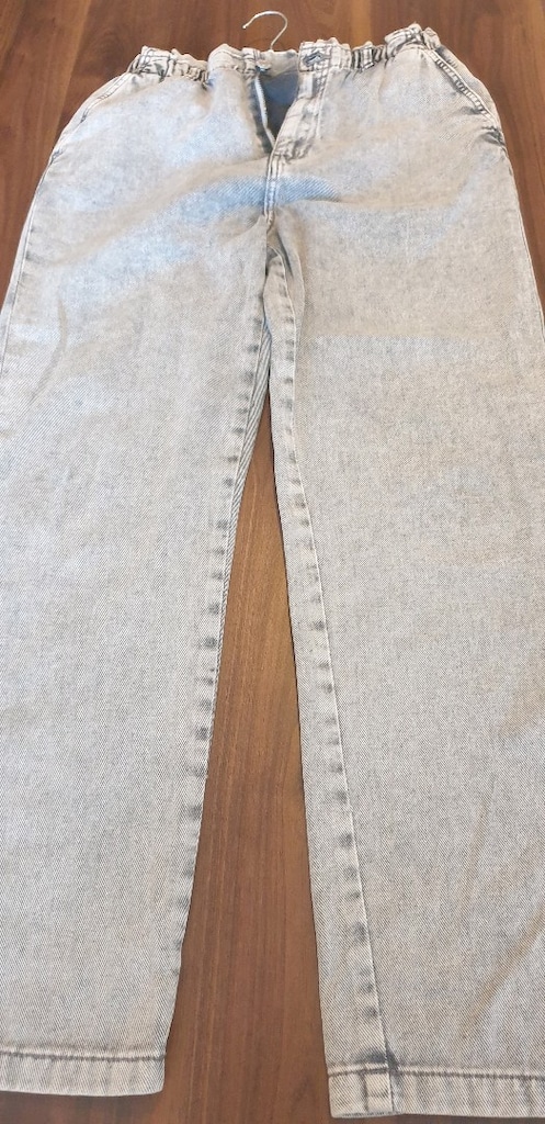 H&M marka, çok şık ve rahat kot pantolon satılıktır.