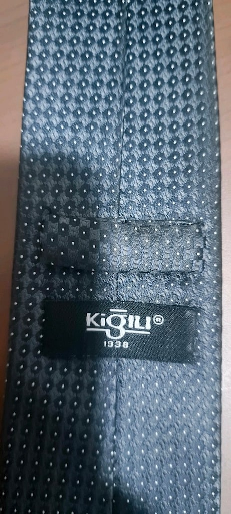 Kravat..Faturasız.Kiğılı ünlü markadan..Ayrıca Beymen, sarar, damat ,