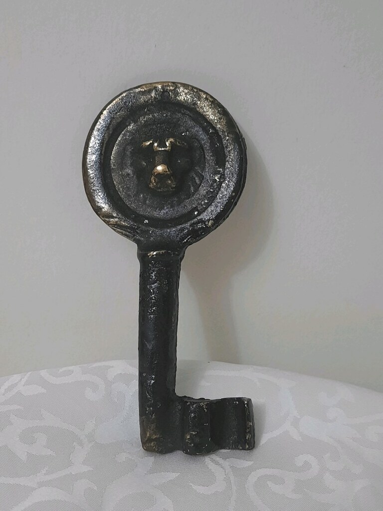 aslanlı ve yazılı dev boy döküm anahtar - 2