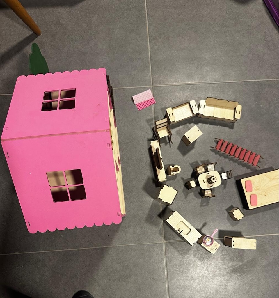 Barbie Bebekler Barbi evi arabası ve diğer eşyalar - 8