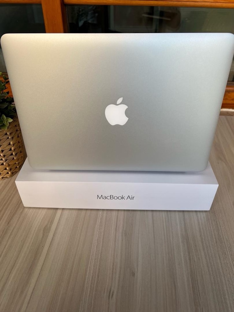 Apple MacBook Air 13.3” i5-5250 8gb Ram 128gb - 10