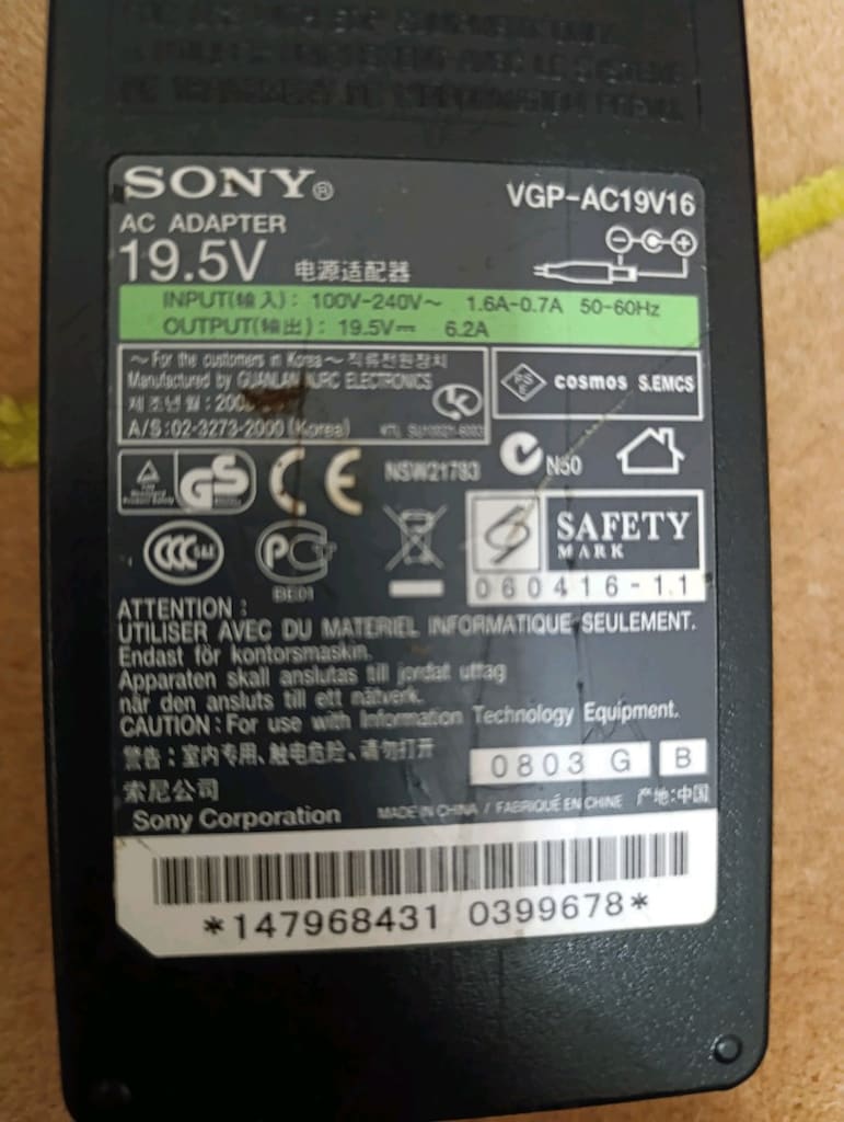 Sony vaio 17inch 4 gb ddr2 e8200 i?lemci. Geforce - 4