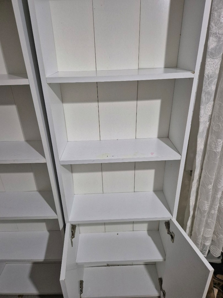 Üç adet kitaplık - 3