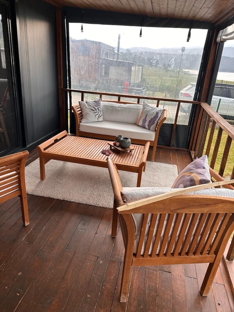 ahşap balkon bahçe oturma gurubu