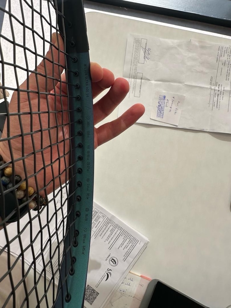WILSON ULTRA 100 V4.0 RACKET 300 GR L3 - 3