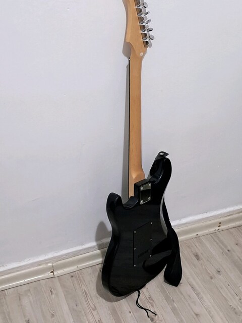 Lilya elektro gitar