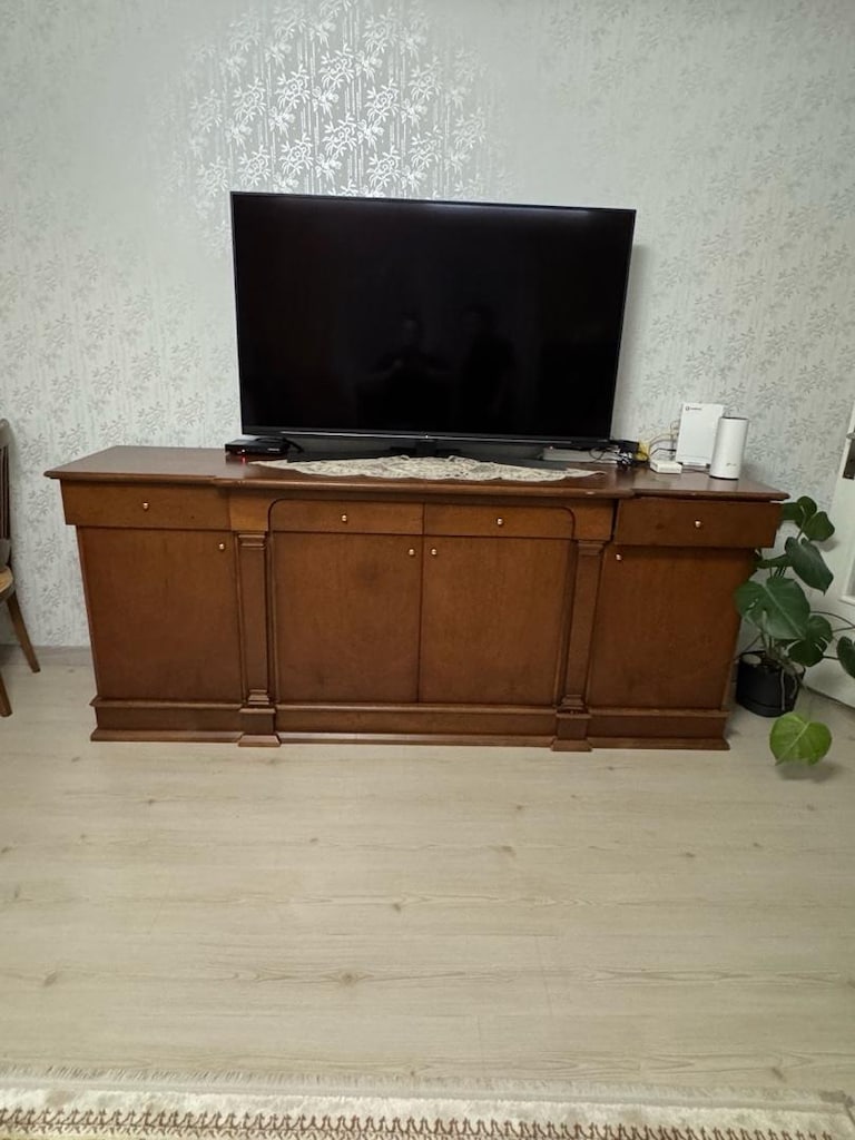 Eski Ceviz Ağacı TV Ünitesi, Camlı Vitrin ve Yemek Masası - 4