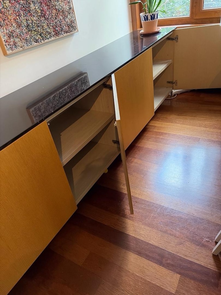 yemek odası masa 1x2 metre, dolap 2,5m uzunluğu eni 47cm - 6
