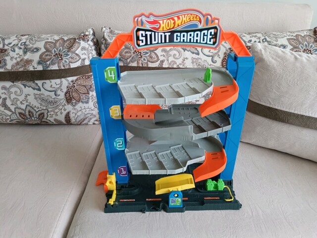 HOT WHEELS STUNT & SPLASH CAR WASH ARAÇ YIKAMA SETİ