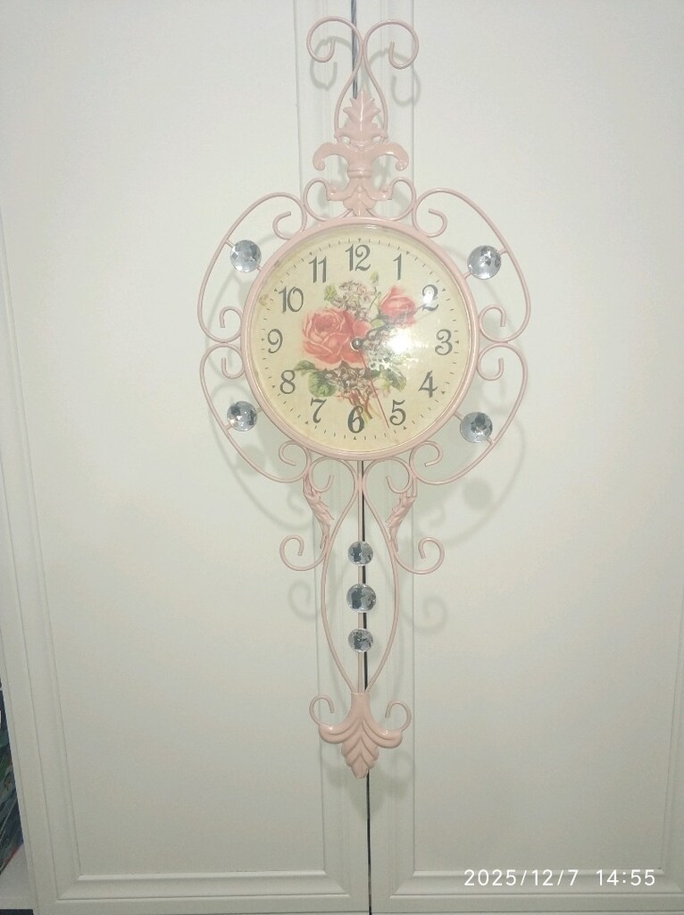 Vintage Pembe Metal Ferforje Duvar Saati - Taşlı ve Güllü Desenli
