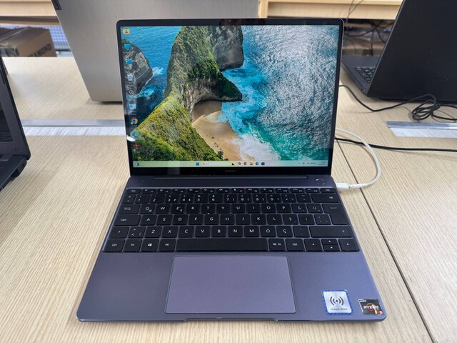 HUAWEİ*RYZEN 5 3500U İŞLEMCİ*8 GB RAM*256 GB SSD*RADEON VEGA 8 1GB E.K