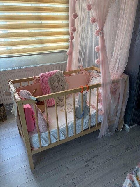 ahşap bebek beşiği