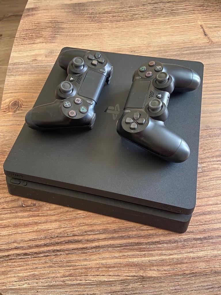 PLAYSTATION 4 SLIM 500 GB + 2 KONSOL