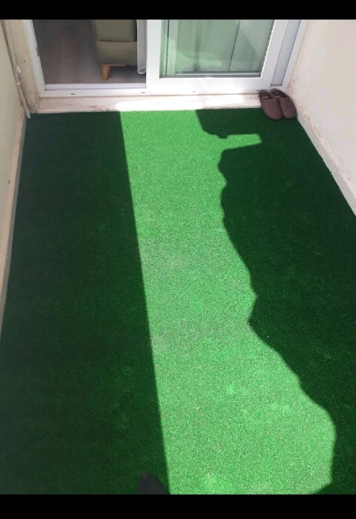 yeşil yapay çimhalı