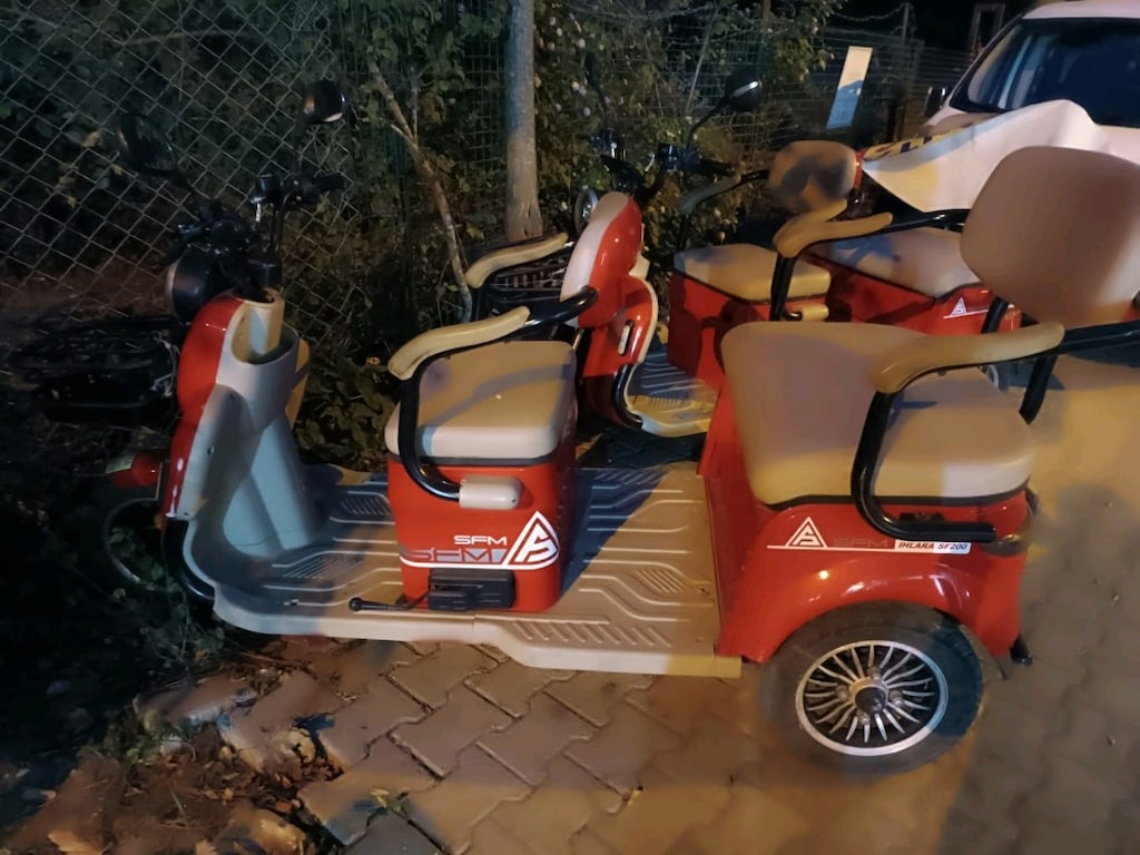 Kırmızı Elektrikli Araç - 2