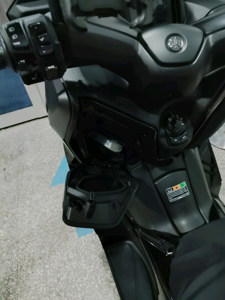 YAMAHA XMAX 250 Tech Max 2025 - 6