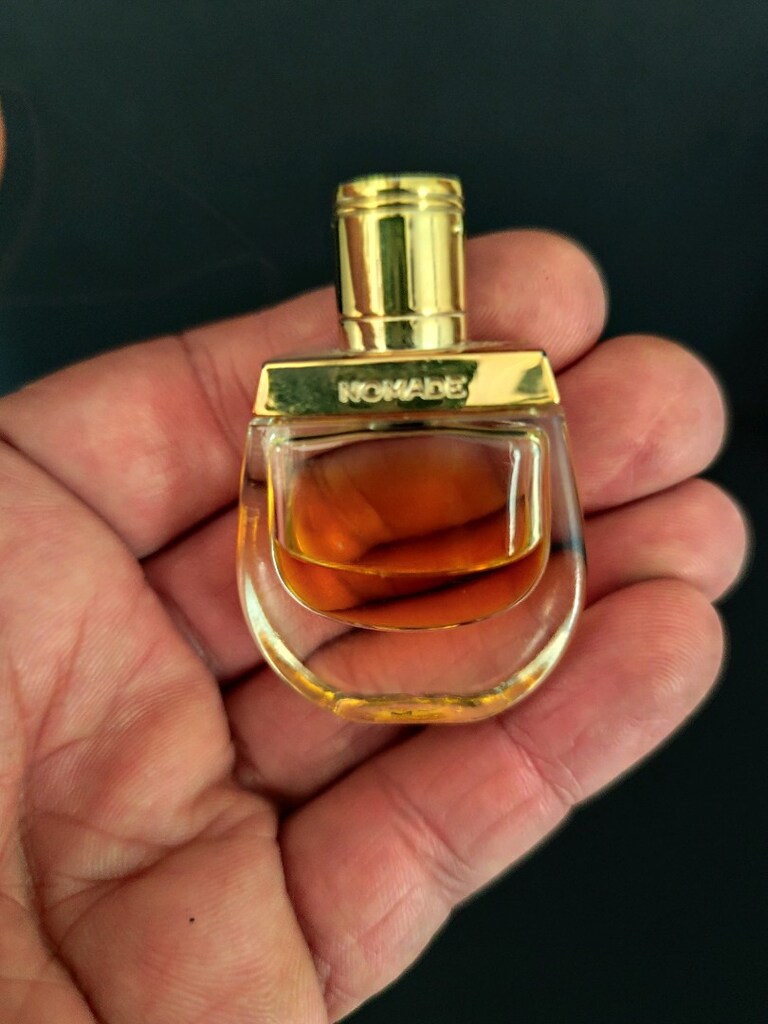 Altın kapaklı, amber renkli sıvı içeren mini Chloé kadın parfümü. - 3