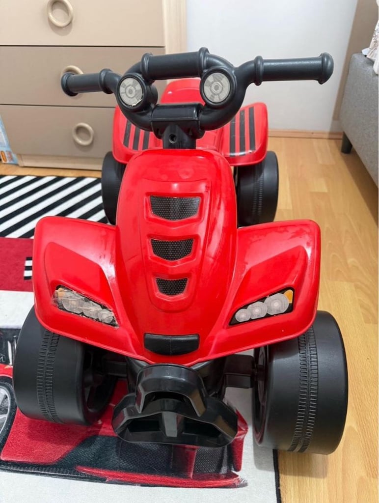 Dolu kırmızı pedallı ATV