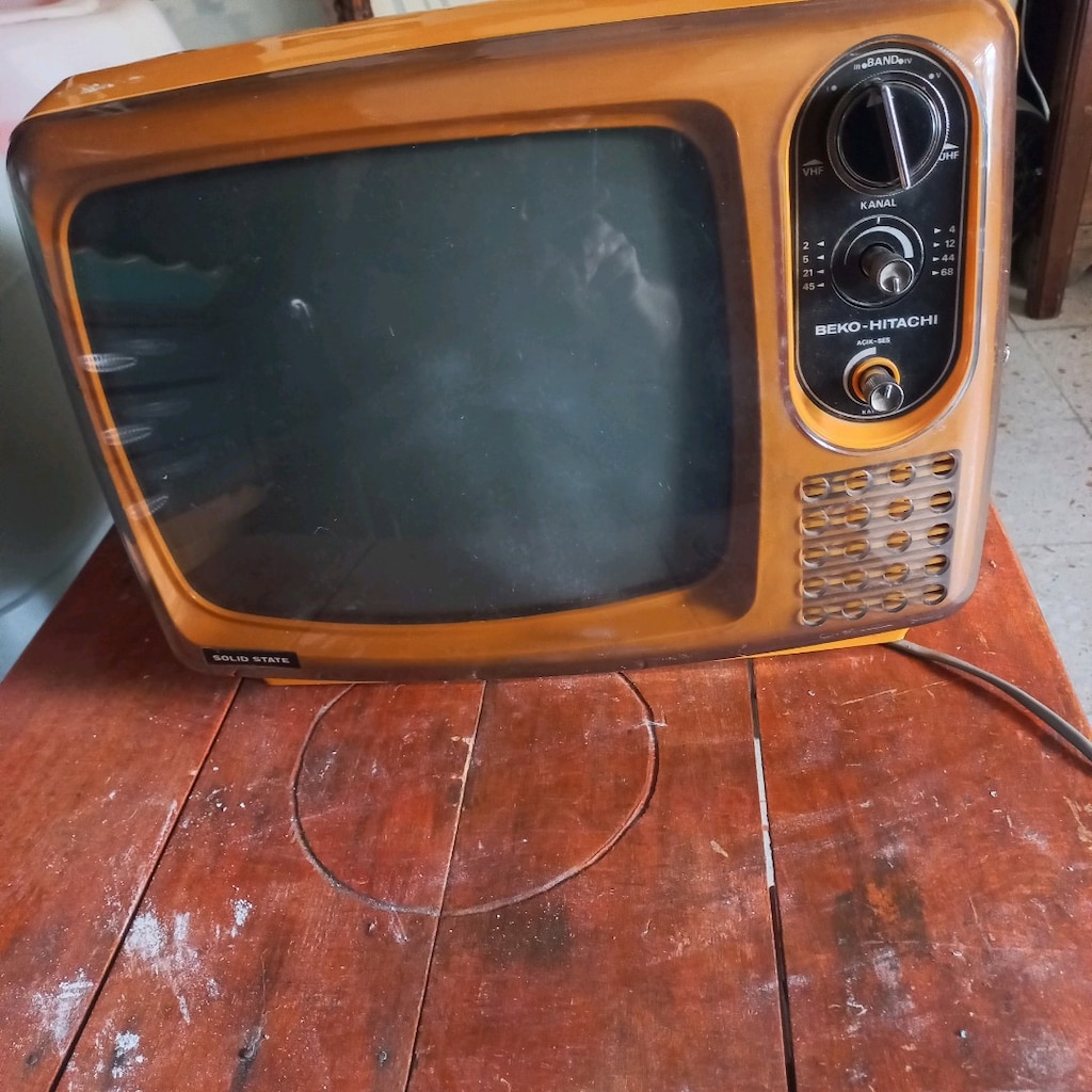 turuncu siyah beyaz tv - 11