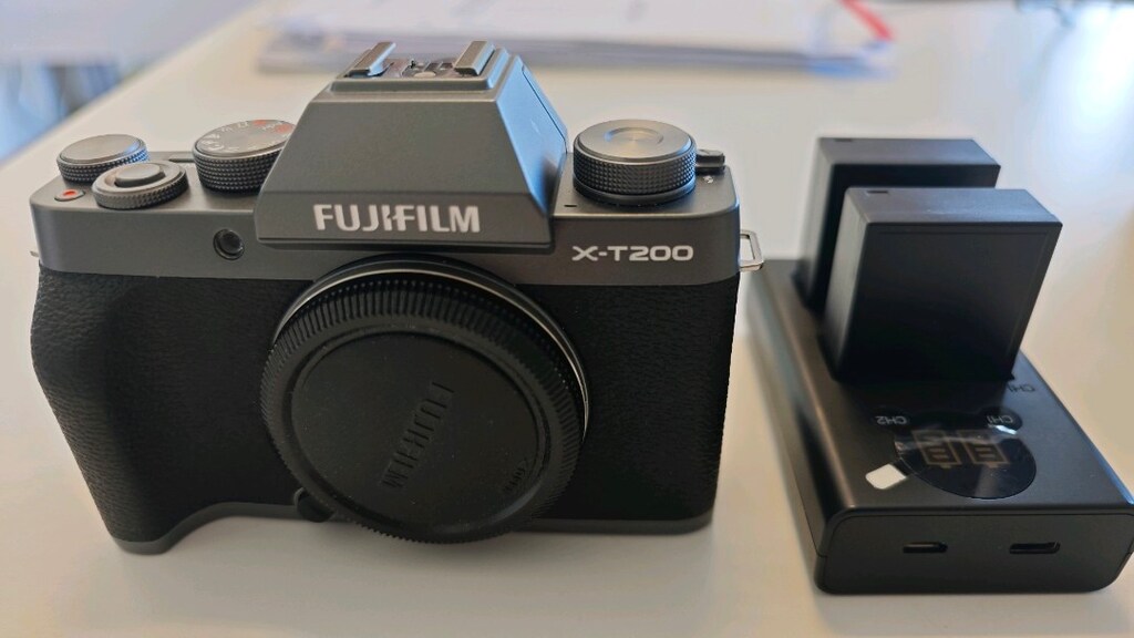 Fujifilm xt200 bady + üç batarya+ şarj cihazı - 2