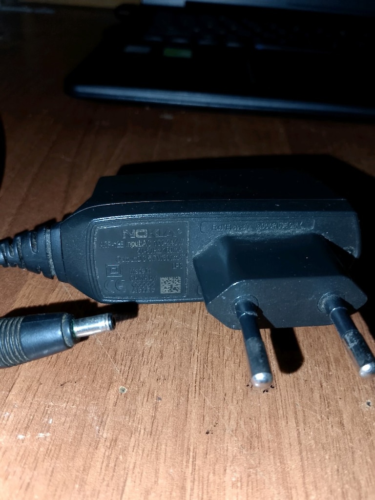 4 ADET ÇALIŞIR DURUMDA GÜÇ ADAPTÖRÜ