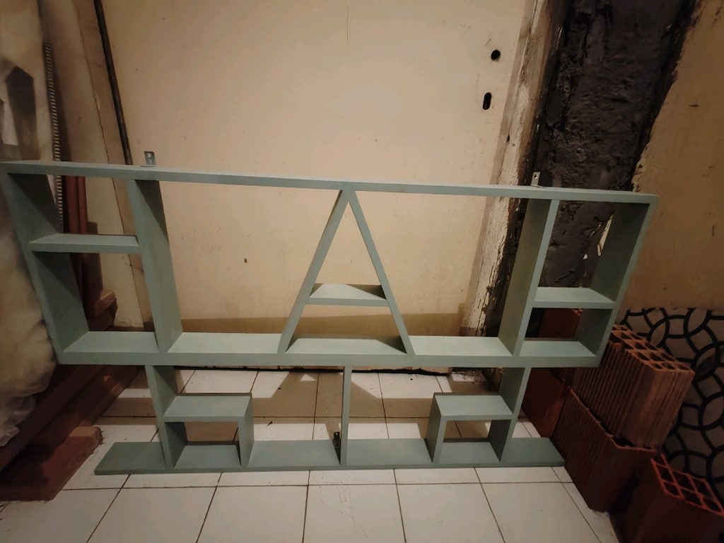 A harfli çok gözlü duvar rafı