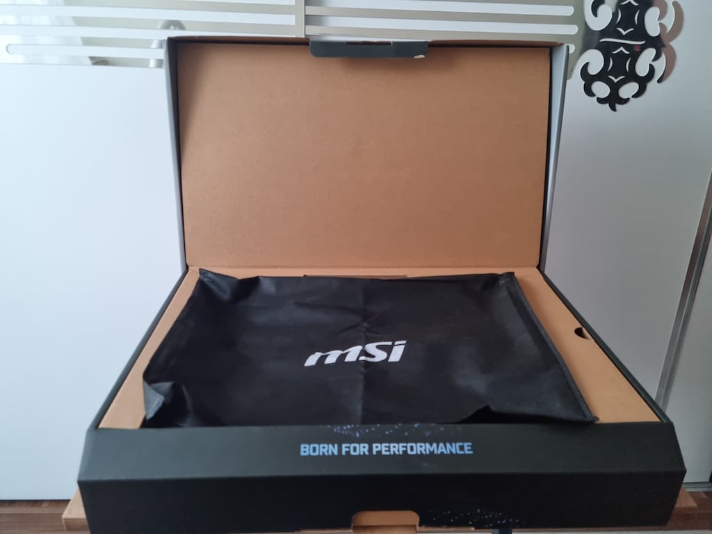 MSI VECTOR 18 HX AI RTX 5080 CORE ULTRA 9 40 GB RAM 2TB SSD - 11