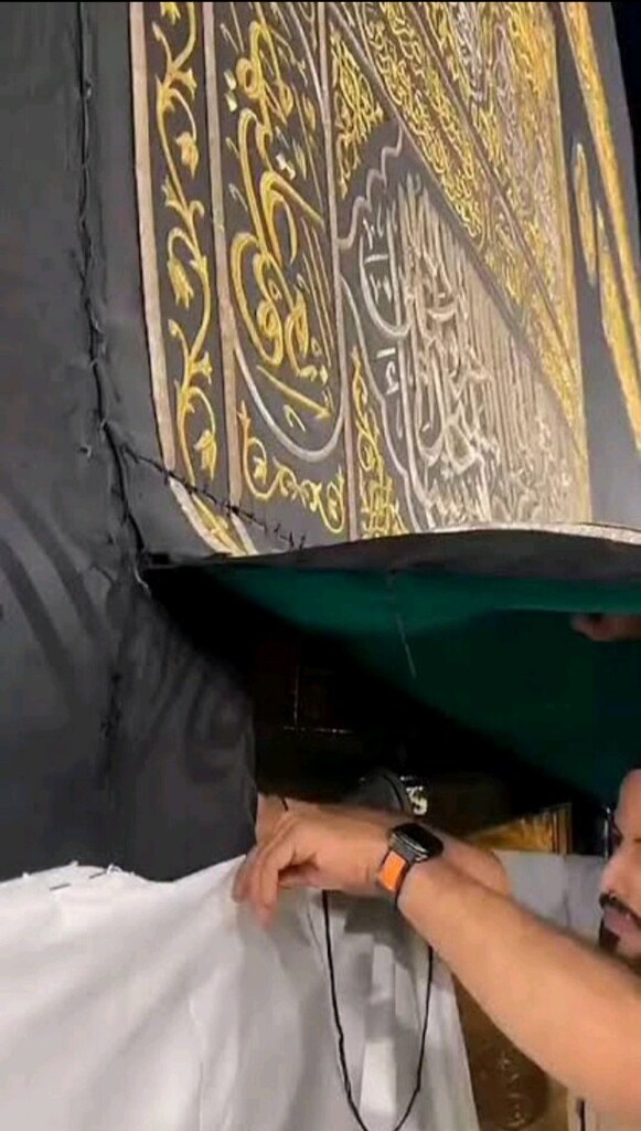 Kabe-i Muazzama Örtüsü Orjinal Kokusu Üzerinde - 2