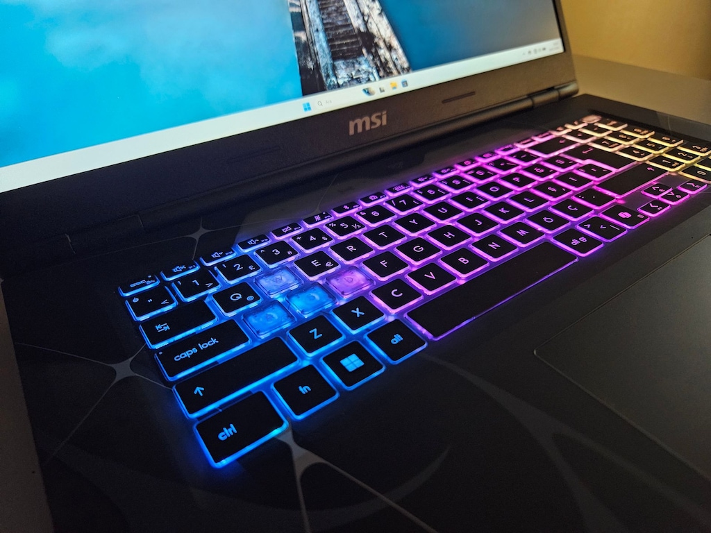 MSİ CYBORG İ7 13.NESİL + 32 GB RAM + RTX 5060 8 GB +21 AY GARANT - 2