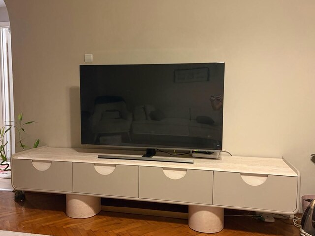 Modern Tasarım TV Ünitesi – Traverten Görünümlü, Çok Temiz