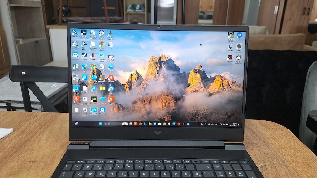 HP Victus 16 Gaming Laptop Ryzen 5 7640HS 16GB RAM 512GB - 4