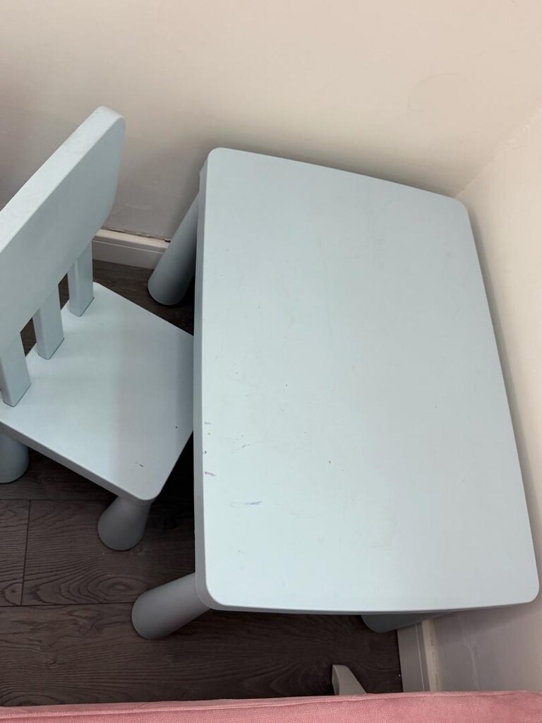 ikea mammut çocuk masası ve iki sandalye - 5