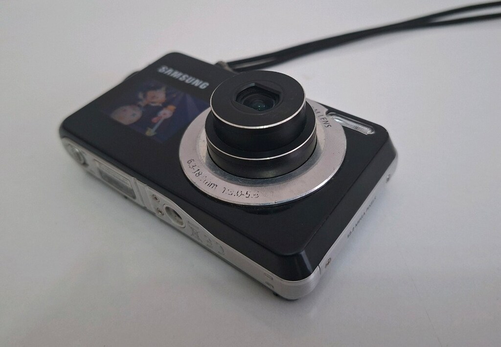 Samsung PL100 Dijital Fotoğraf Makinesi 12.2 Megapiksel Çift Ekranlı - 3