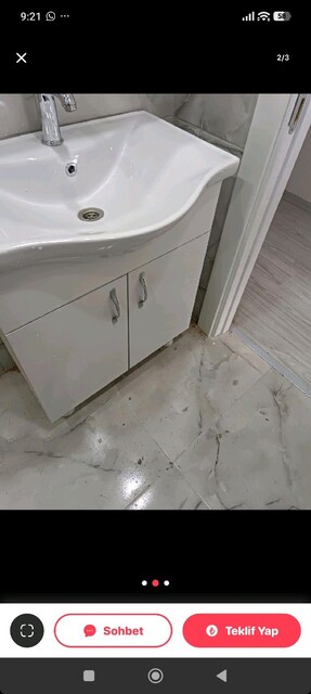 banyo lavabosu ve dolabı