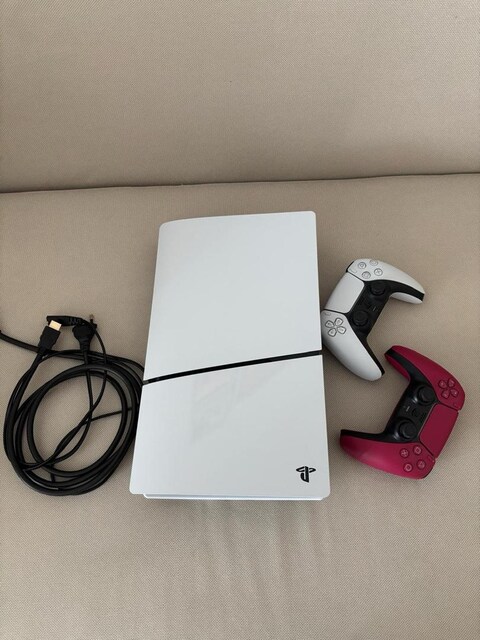 playstation 5 slim 1 tb +2 kol