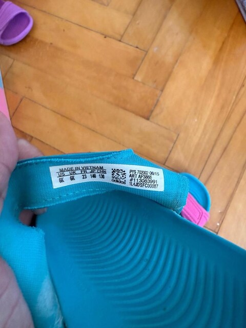 Adidas kız çocuk 23 numara sandalet