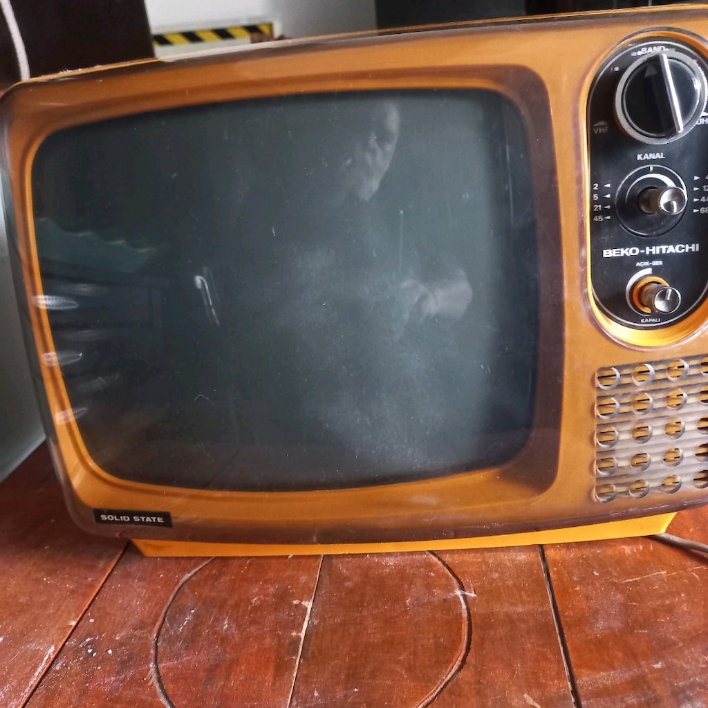 turuncu siyah beyaz tv - 5