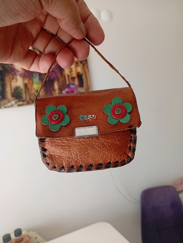 Çeşme yazılı, taba rengi, hakiki deri küçük el çantası. Vintage güderi - 14