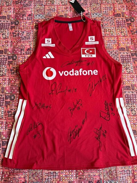 türkiye milli takım kadın voleybol imzalı kırmızı forması