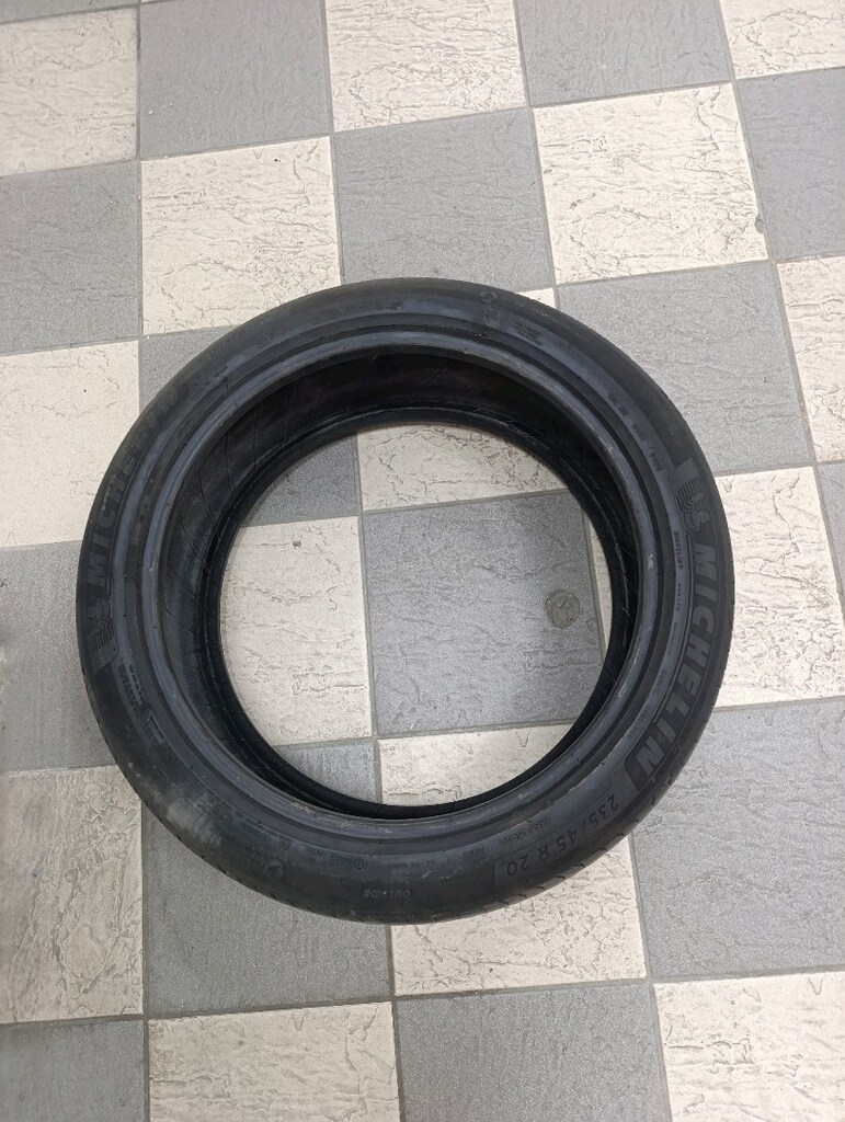 235/45/20 Michelin - 8