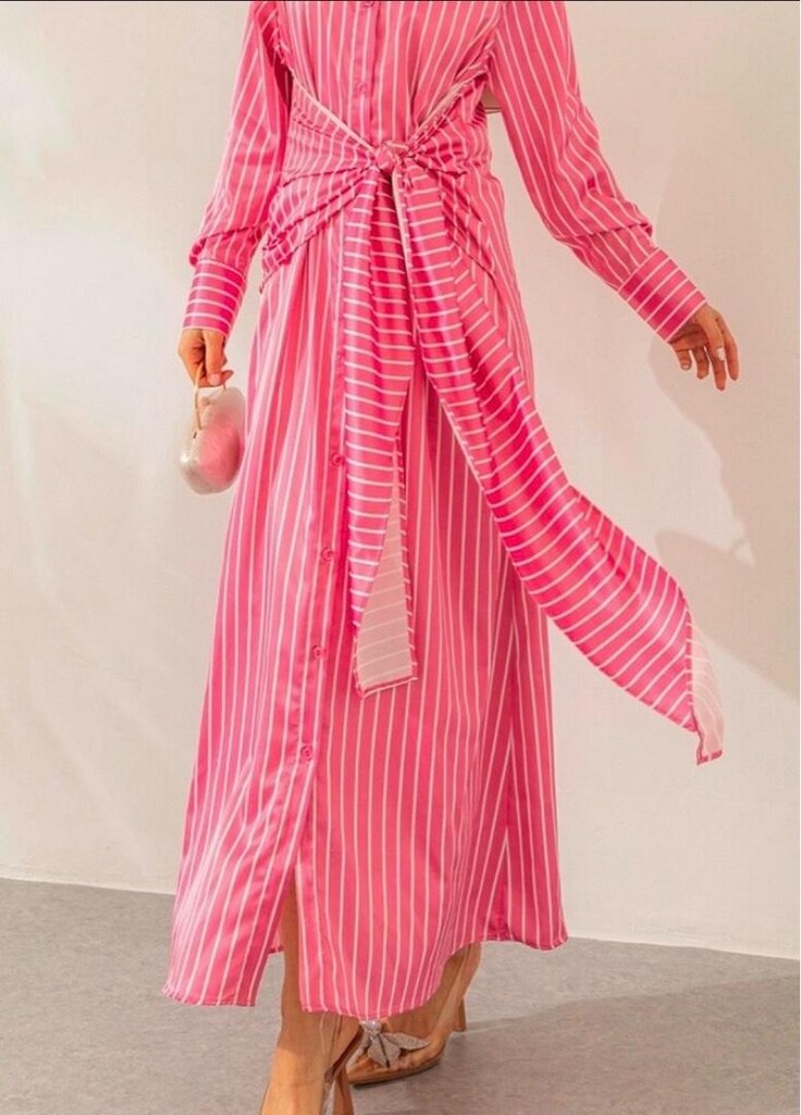 Pembe Çizgili Uzun Saten Elbise Şıklık ve Rahatlık Bir Arada