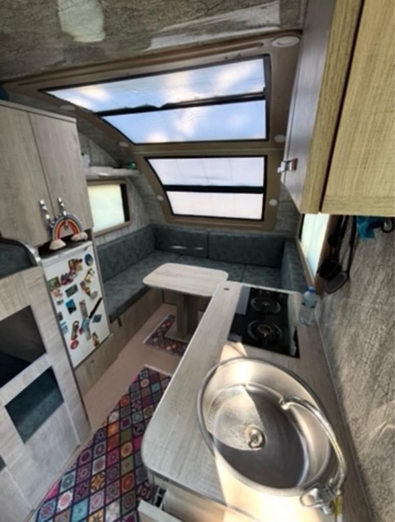 Sahibinden Temiz Panoramik Cam Tavanlı 4 Kişilik Çekme Karavan - 8