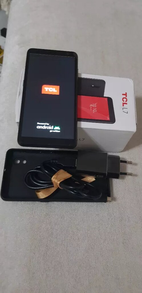 TCL L7 telefon sıfır den farksız kutusu şarjı mevcut evrakları grantli