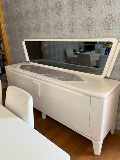 Yemek masası(8 kişiliğe de dönüşebiliyor) ,6 sandalye, konsol