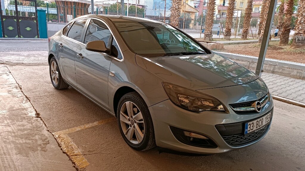 Opel Astra 2015 model sedan 1.6 CDTI 136 beygir sport paket dizel - 2