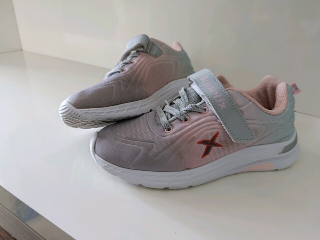 Kinetix çocuk spor ayakkabı, gri ve pudra pembe tonlarıyla.