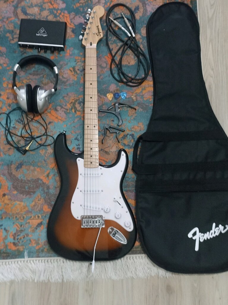 FENDER SQUIER STRAT + BEHRINGER UMC204HD GİTAR SETİ
