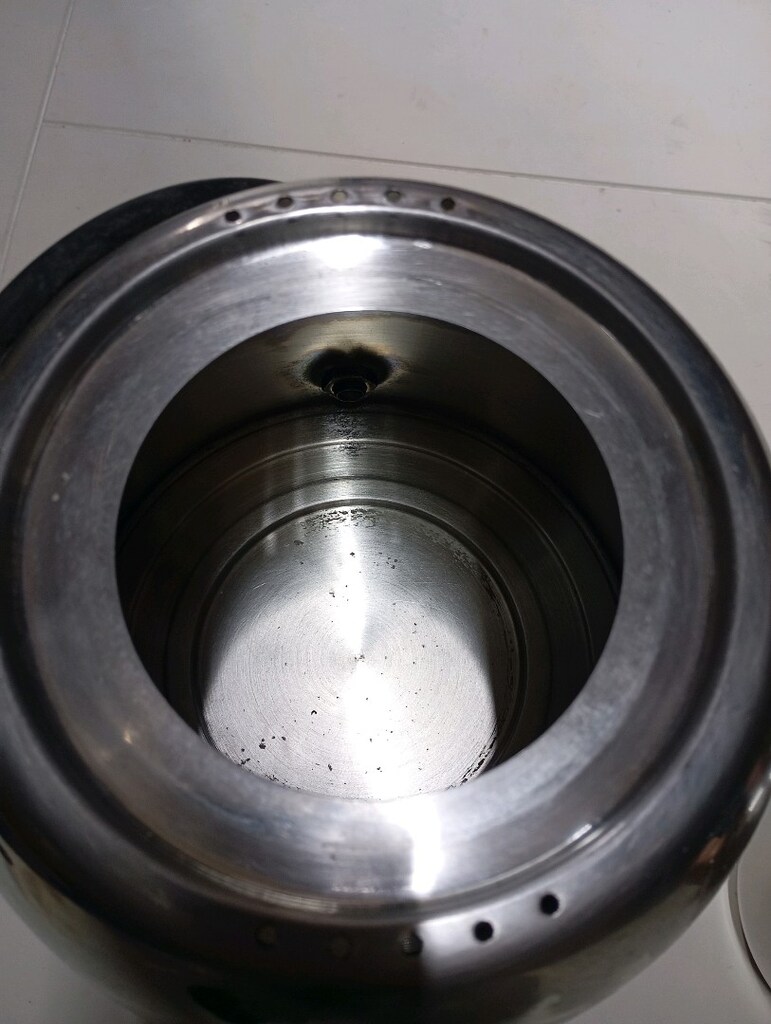 Gümüş renkli metal gövdeli, pembe sap ve kapak detaylı bu çift kollu ç - 4